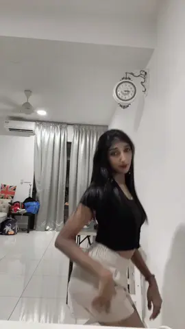 Vaa vaa pakkam vaa 🥵❤️‍🔥 #hottrend #shaa#watchtillend #onthisday #roadtiktokawardsmy 