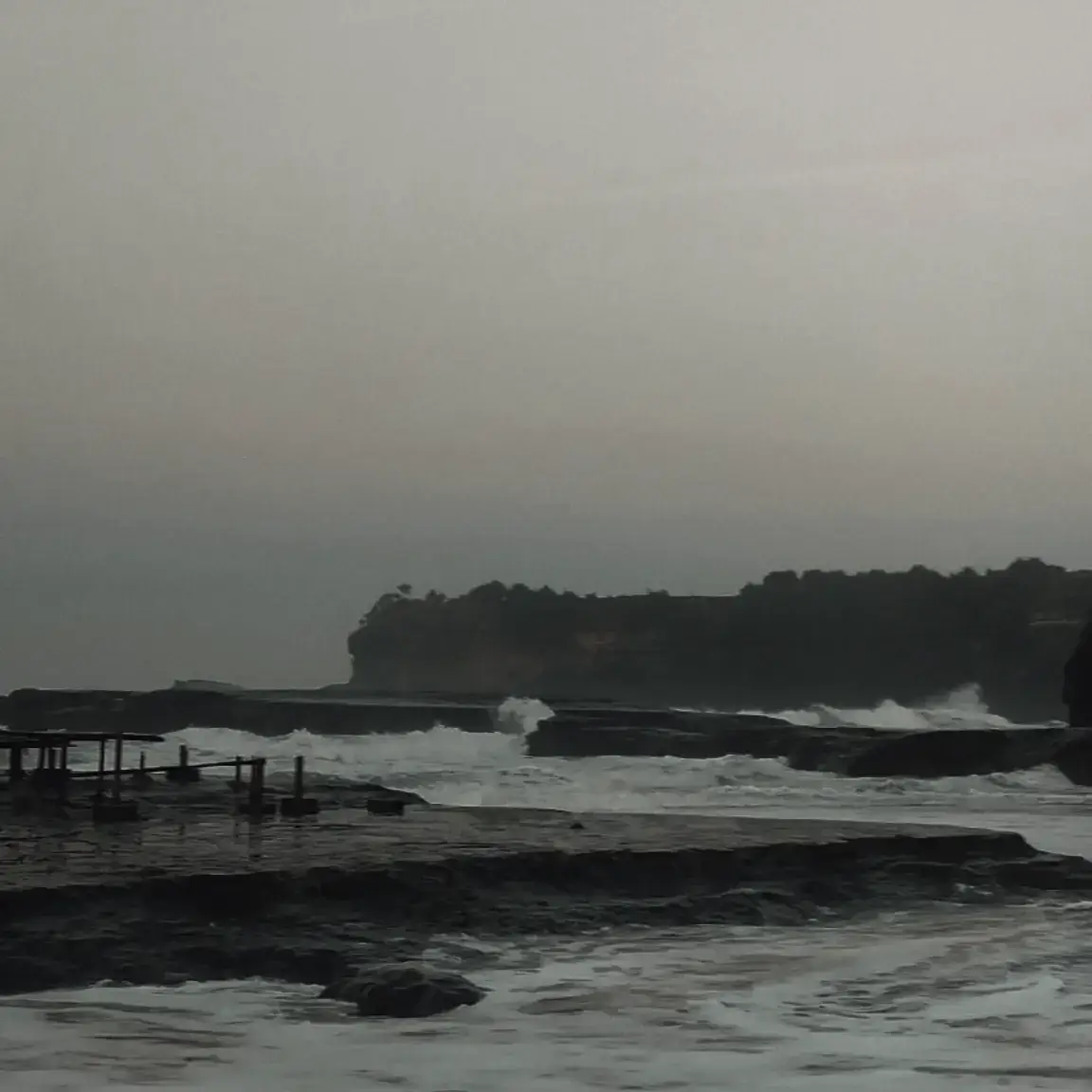 hai N, Aku ingin mengatakan bahwa aku tidak akan pernah berhenti mencintaimu. Hanya sekarang, aku telah belajar mencintai dari jauh, tanpa harapan untuk memiliki, kamu mungkin tidak menyadarinya, tetapi setiap kali aku tersenyum ada kerinduan yang aku sembunyikan. Setiap hari aku hidup dalam bayanganmu, bukan karena aku tidak bisa melupakannya, tapi karena kamu adalah bagian dari diriku. Aku tidak berharap kamu kembali... Aku hanya berharap suatu hari nanti, kamu akan menyadari bahwa ada seseorang yang pernah mencintaimu sedalam ini... dalam diamnya, dalam doanya, dalam setiap hembusan nafas yang tidak pernah kamu dengar.#imissyou #gamon 