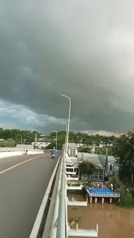 tại cầu Phú Vĩnh tới công chuyện luôn 