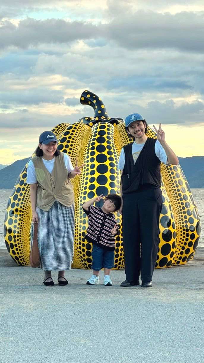 Ini dia sepotong cerita dari Apak, Ibu & Asa di Jepang ✨ Perjalanan pertama yang mereka sebut pulang. Dari pulau kecil Teshima, Naoshima, sampai Kyoto yang penuh budaya.  Selanjutnya, cerita ini bisa jadi cerita kamu juga, karena dari tanggal 1-10 Oktober lagi ada #Traveloka1010Sale, 10 Hari, 10× Untungnya! 💙 #Traveloka #Jepang 