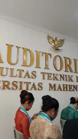 Om Swastiastu🙏 Astungkara acara Yudisium angkatan 2021, pada tanggal 27 September 2025 telah terlaksana di Gedung Coneffo Universitas mahendradatta bali, saya mengucapkan banyak terimakasih kepada dewan pembina universitas mahendradatta Dr. Shri I Gusti Ngurah Arya Wedakarna Mahendradatta Suyasa III S.E., M. Truu,,M.Si @aryawedakarna Telah memberikan beasiswa kepada saya.  Turut saya mengucapkan terimakasih kepada yayasan mahendradatta atas berjalannya perkuliahan dari semester 1-8. Terimakasih kepada seluruh jajaran universitas mahendradatta yang telah membimbing saya sampai di tahap ini🙏 @unmar.official @hmfeb.unmar #unmarjaya #unmar #yudisium2025 