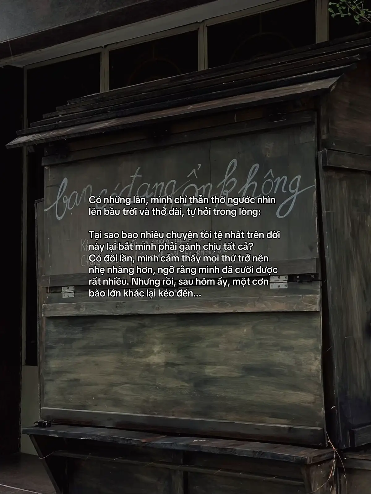 Có những lần, mình chỉ thẫn thờ ngước nhìn lên bầu trời và thở dài, tự hỏi trong lòng: Tại sao bao nhiêu chuyện tồi tệ nhất trên đời này lại bắt mình phải gánh chịu tất cả? Có đôi lần, mình cảm thấy mọi thứ trở nên nhẹ nhàng hơn, ngỡ rằng mình đã cười được rất nhiều. Nhưng rồi, sau hôm ấy, một cơn bão lớn khác lại kéo đến... #lyrics #_22iutn #xyzbca #xuhuong #xuhuongtiktok 