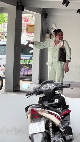 Hên quá c đậu k vào quán ăn hay uống gì hết ..