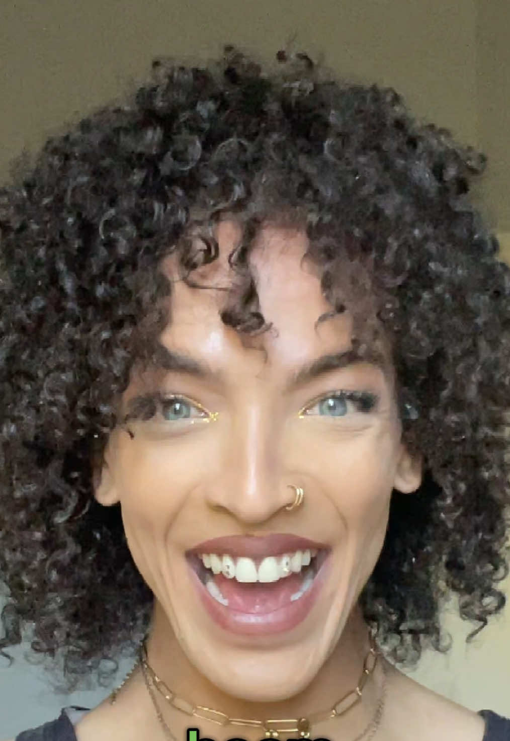 Ce wash & go était plus que  nécessaire ! Et honnêtement, je n’aurais pas pu espérer mieux que la gamme Méthode Boucle de @Garnier pour redonner vie à mes cheveux. 💆🏽‍♀️ 💧 Boostée en acide hyaluronique + acides gras & karité (13%), cette gamme hydrate en profondeur (jusqu’à 5 couches !) et définit durablement les boucles. -Shampoing : restaure l’hydratation des boucles pendant 72h -Masque : hydratation intense qui dure 1 semaine -Spray restaurateur : un shot d’hydratation + définition pour 48h supplémentaires Le tout sans sulfate, sans silicone, sans alcool, sans huile minérale, sans colorant artificiel.  ✅ Vegan & cruelty free ✅ Fabriqué dans une usine à 100% d’énergie renouvelable Résultat : mes boucles sont hydratées, définies, souples… et heureuses ✨ Et vous ? 👀  Avez-vous déjà testé la gamme ?  Donnez-moi vos retours, j’adorerais connaître vos expériences 💌 On se retrouve très vite pour d’autres tips et routines autour du cheveu ➿  *produits offerts par la marque* - #garnierhaircaire #collaborationcommerciale #partenariat #garnier #methodeboucle 