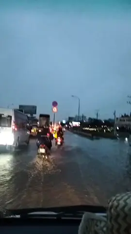 Sao cứ mưa hoài...