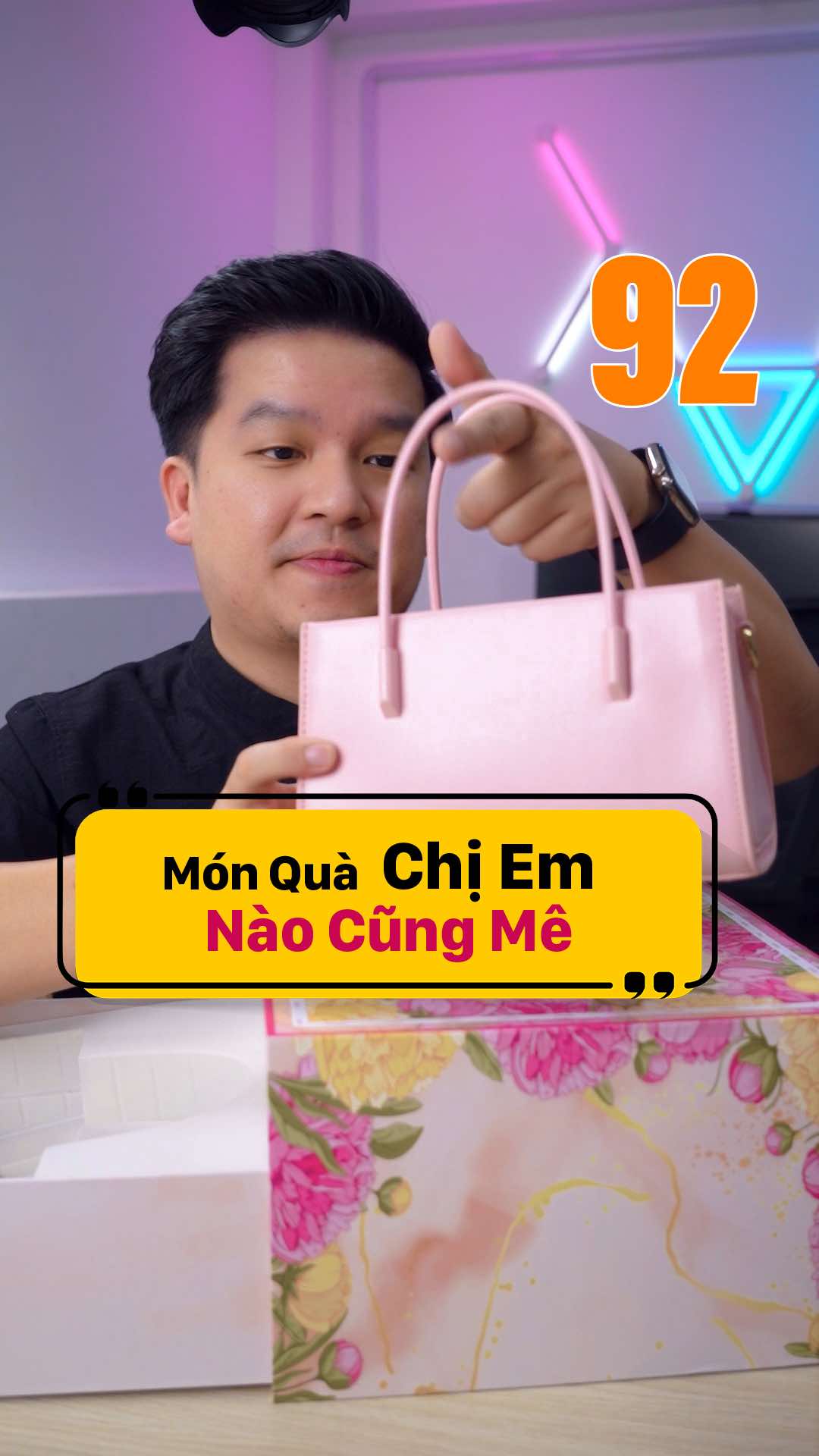 Anh em chuẩn bị quà cho tháng 10 này chưa. gợi ý món quà tặng chị em trong ngày đặc biệt. Anh em nhớ áp dụng mẹo trong video để chị em bất ngờ nhé ❤️ ----- Vui lòng đối sánh thông tin trong video với thông tin mô tả sản phẩm. Nhà bán có thể thay đổi model, thay đổi thông số bất kì lúc nào mà mình không thể kiểm soát được. ----- Duy Vũ Check Var #Duyvucheckvar #tangquachocongai #YEUTUDIEUNHONHAT #HAPAS #quatang20_10 