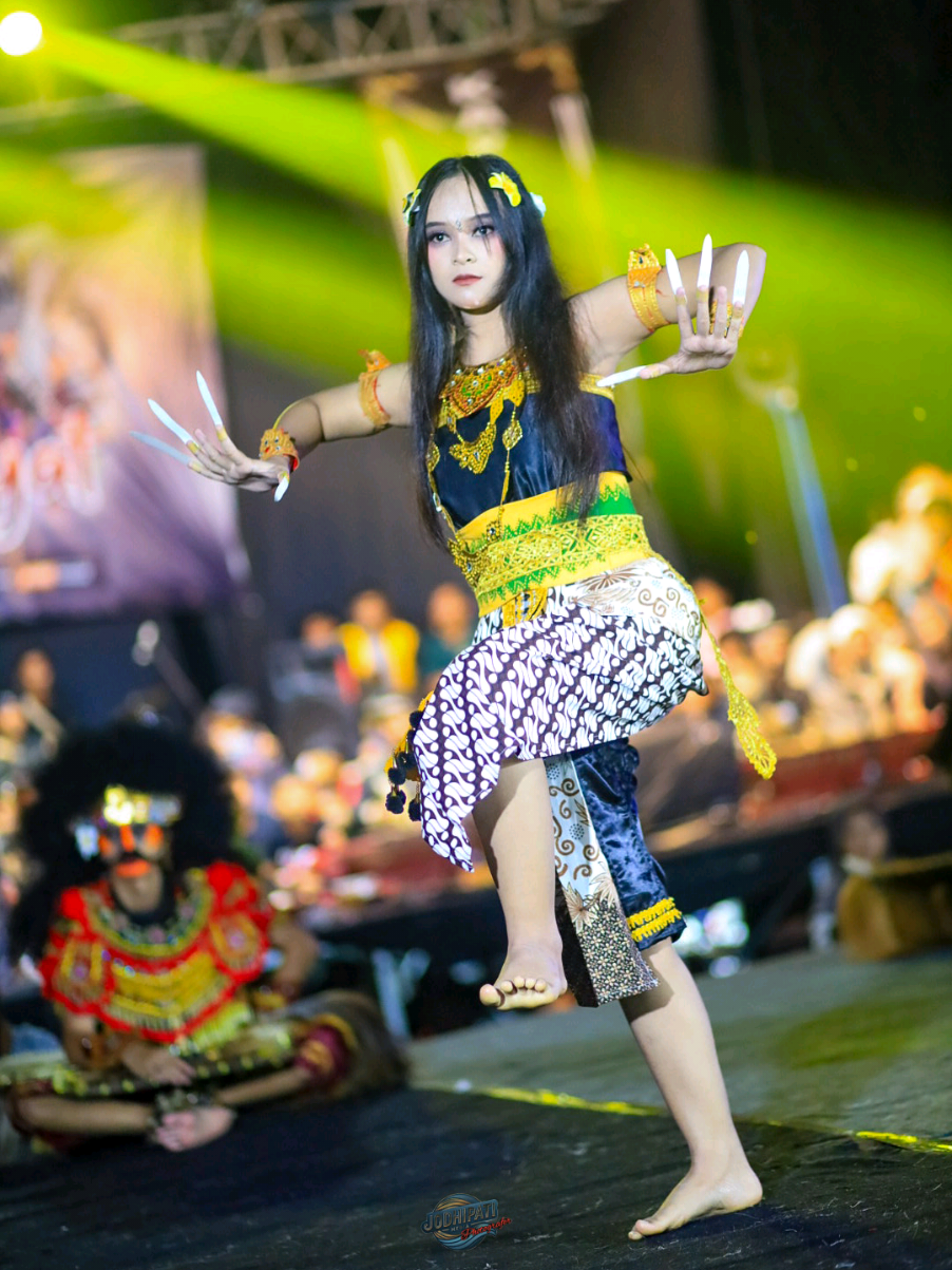 DWI SEQUAD AYU( satu langkah kedepan )  @KARYA LANGGENG SUKOREJO #kendal #wonderfulindonesia  #wonderfulindonesia #budayaindonesiaa #arananmasal @jabrik_ardyan73 @madyoutomo.official 