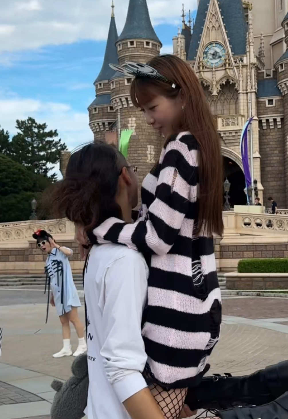 こいろんのプリンス（にぃに🤣🤣）に膝抱っこやってもらった🤭🥰シンデレラ城の前でできて満足🤍🤍誰かやってくれる人✋#おすすめ #いいねお願いします #fyp #ディズニーランド 