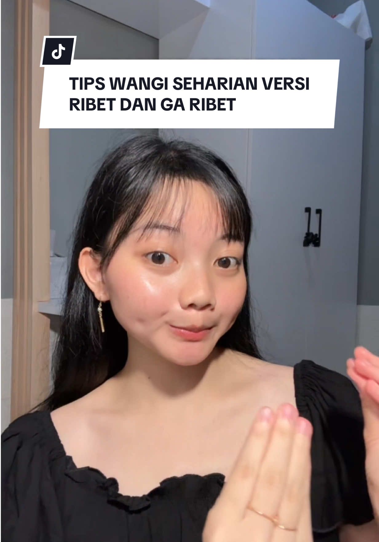 TIPS WANGI SEHARI ada versi aga ribetnya dan versi simplenya kalian pilih aja mana yang lebih cocok buat kalian. buat bahan-bahan versi ribet yang dibutuhin ada lotion parfum, bedak baby, antiperspirant, sama parfum. kalo versi simple pake antiperspirant sama body odorizer aja. buat yang nanya gimana caranya simak vt lengkapnya aja yeah, dijamin gabakal ada lagi bau badan keringet keti semua hempas, bye😘🫵🏻 #baubadan #tips #wangi #bodycare #bodyodorizer  