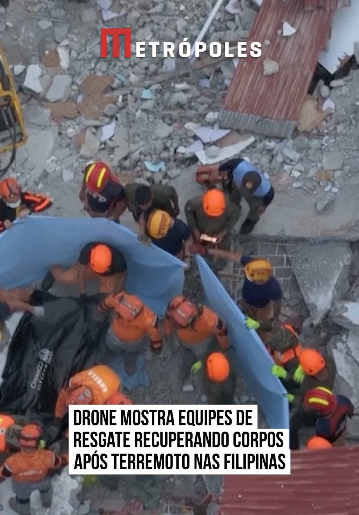 Imagens de drones mostraram equipes de resgate recuperando corpos no centro das #Filipinas na quarta-feira (1º/10), um dia depois de um #terremoto de magnitude 6,9 ​​atingir e m4tar ao menos 69 pessoas, disse uma autoridade responsável pelo desastre. Equipes de resgate na cidade de #Bogo fizeram operações de buscas em prédios desabados cercados por escombros, enquanto as autoridades montaram um esforço de resgate para encontrar sobreviventes. O terremoto ocorreu na noite de terça-feira (30/9) na costa da ilha de #Cebu, cortando o fornecimento de energia e danificando prédios. Não ficou imediatamente claro quantas pessoas estavam desaparecidas. Agências de monitoramento de terremotos estimaram a profundidade do terremoto em cerca de 10 km (6,2 milhas) e registraram vários tremores secundários, o mais forte com magnitude 6. Não houve ameaça de tsunami após o terremoto. #tiktoknotícias 📹 Reuters