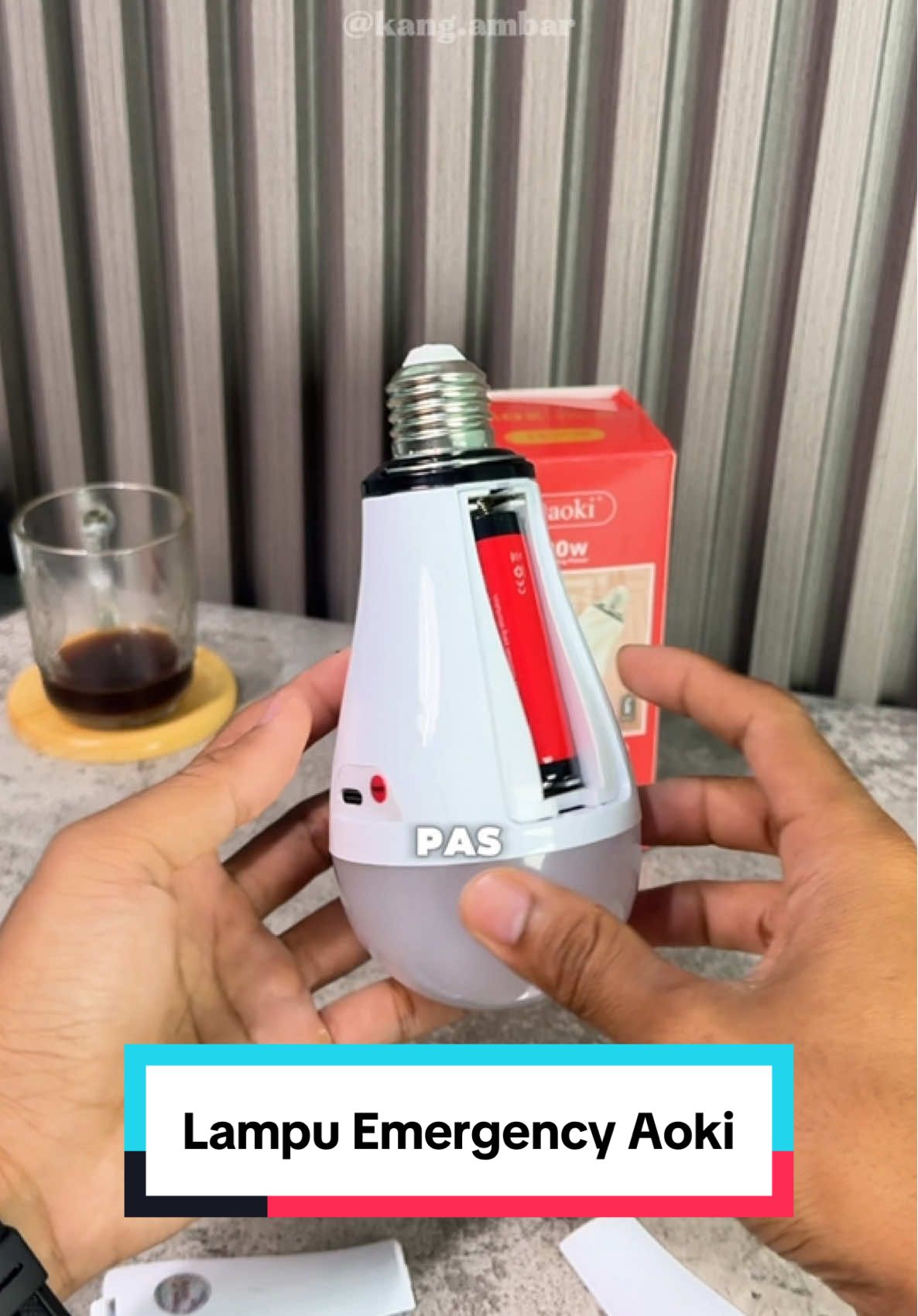 Lampu bohlam emergency Aoki. Baterai bisa dilepas pasang, cocok jadi lampu camping. #lampuemergency #lampudarurat #lampubohlam #lampuotomatis #lampumatilampu 