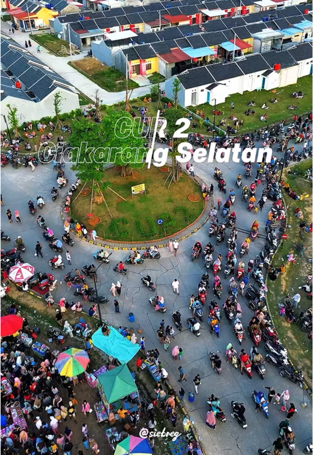 Siapa nih yg udh pernah ke Cur 2 coba komen 🙌🏻 ternyata rame bet dah kalo weekend 😆 cocok dah buat nyore bari jajan” mah 😂 #foryoupage #cur2 #cikarang #masukberanda #dronevideo 