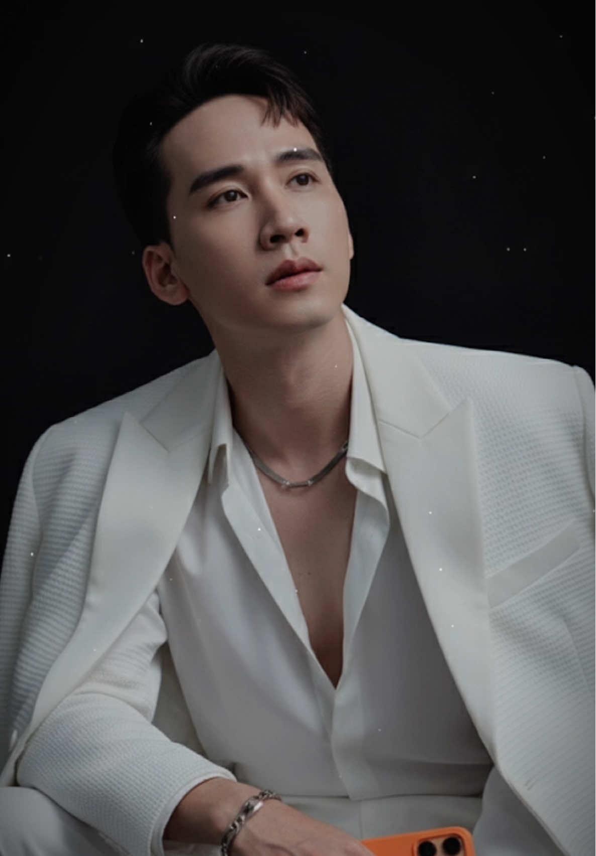 Trend ghép ảnh gemini !Transform the image into a modern studio with a gray background and black furniture. Position the woman with her right elbow resting on her right knee, sitting on a black chair, her legs angled slightly to the right. Her gaze should be directed to the right, exuding confidence and mystery. She's dressed in all black, including an oversized blazer, black trousers, and sleek black high heels, complete with sunglasses. Her right hand holds a chain leash tied to a black Doberman dog sitting on her left. The Doberman is looking directly at the camera. The overall style should be modern, powerful, mysterious, and elegant. Do not alter her true facial features. #ศรีมีโปร #แต่งรูปai #chusonofficial#aibodyguardfiltereff #gemini 