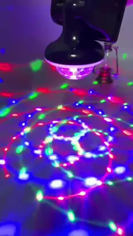 Đèn LED xoay đa sắc, tạo hiệu ứng ánh sáng độc đáo cho tiệc tùng, karaoke, sinh nhật.