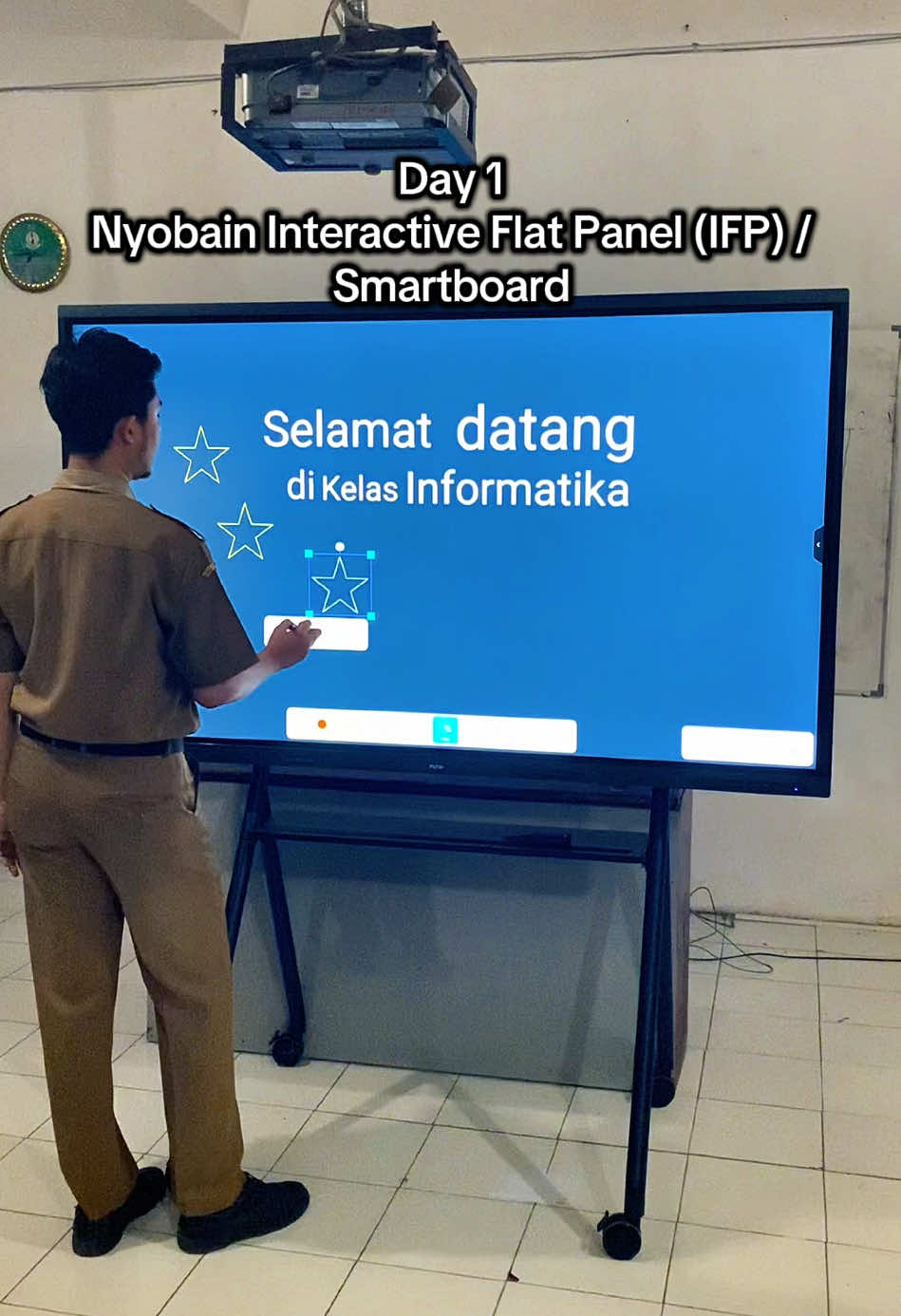 Siapa aja nih yang udah nyobain Interactive Flat Panel (IFP) / Smartboard di sekolahnyaaa? 😅 Ceritain pengalaman pertamanya pake ini dong?🤭 #fyp #day1 #ifp #smartboard #smarttv 