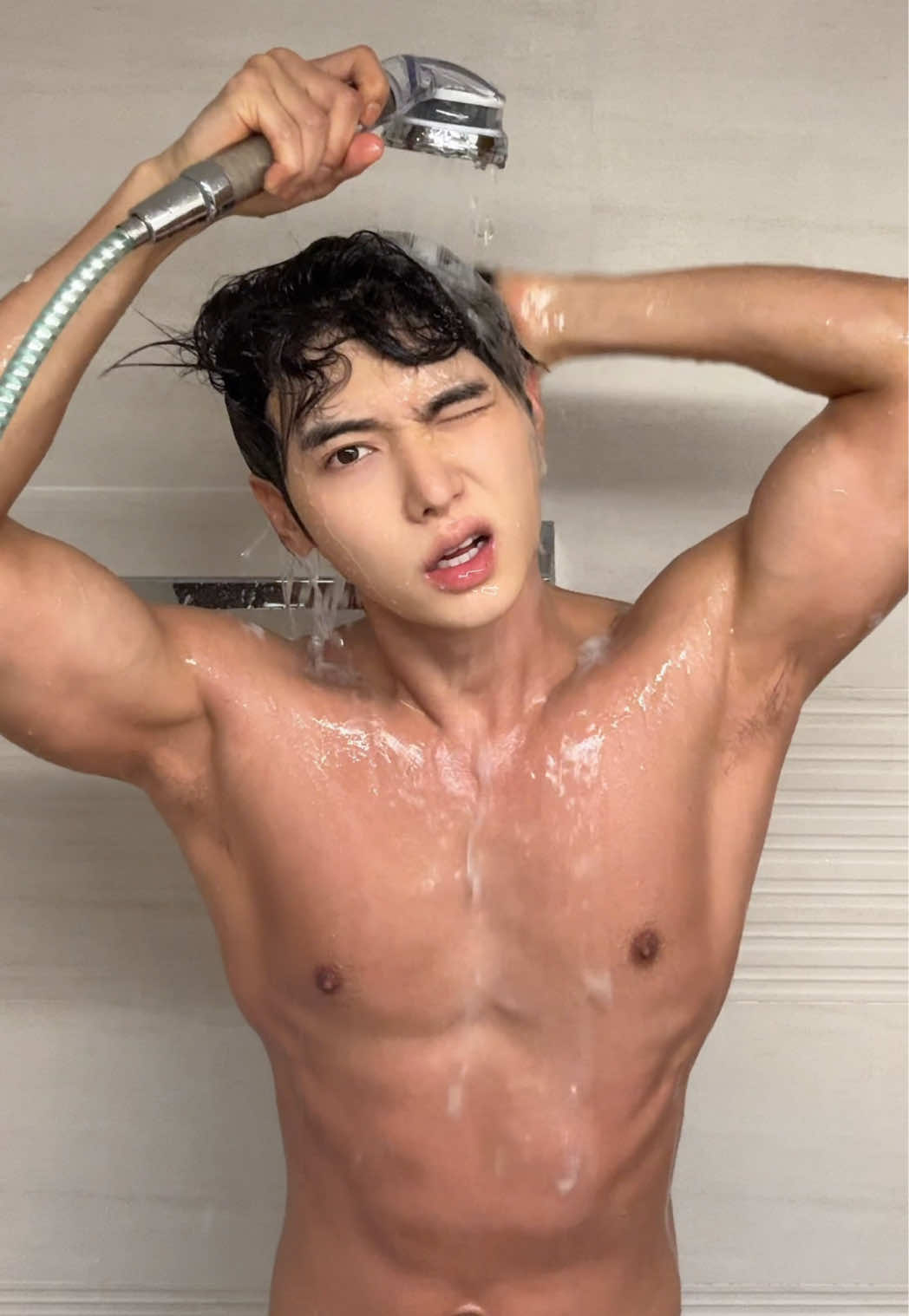머릿결까지 관리해 볼까?🙂 #광고 수영장 락스물로 뻣뻣해진 머릿결,   한 번 만에 부드럽게 만드는 방법이 있습니다✨ 올리브영 품절 대란, 화해 1등🥇   프롬랩스 단백질 흡착 트리트먼트 세트예요.  보통 수영장 락스물과 펌, 염색으로   머릿결이 쉽게 상하고 엉키는데요.😭 프롬랩스 트리트먼트는   국내 최초 스마트 단백질 흡착 캡슐 기술로   바른 뒤 기다릴 필요 없이,   바로 씻어내도 머릿결이 부드러워져요!👍 여기에 프롬랩스 스프레이까지 뿌려주면   열 보호, 자외선 보호까지 되면서   머리를 다 말린 후에도   기름지거나 떡지는 게 아니라   산뜻해서 정말 좋았습니다.🤤 마지막으로   은은하게 퍼지는 좋은 향기 덕분에   기분까지 좋아져요. 헤헤😆 머릿결 고민이라면,   프롬랩스! 자신 있게 추천드립니다.🙆♂️ #프롬랩스 #관리하는남자 #haircare #트리트먼트 