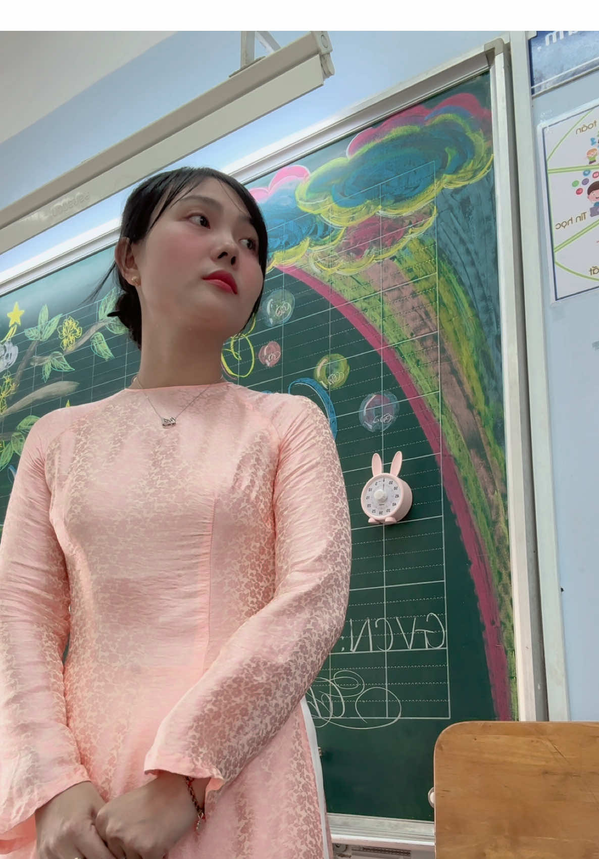 Đây là cô giáo không còn cha ở bên khi quyết định chọn hình thức lá thư tay bố mẹ gửi cho con. Cô ấy đã lấy nước mắt của PHHS, HS và chính cô ấy. Cô ấy đã không thể kìm lại cảm xúc khi nhìn, nghe tiếng bố mẹ của các con khóc. Và khi cô ấy nghe bài hát ấy không thể không xúc động. #giaovien #giaoducbangtinhyeuthuong #côlinh #chavacongai 