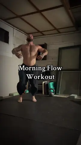Morning flow to get in a good workout AND work on stretching and mobility #yogaflow #workouttips #mobility 