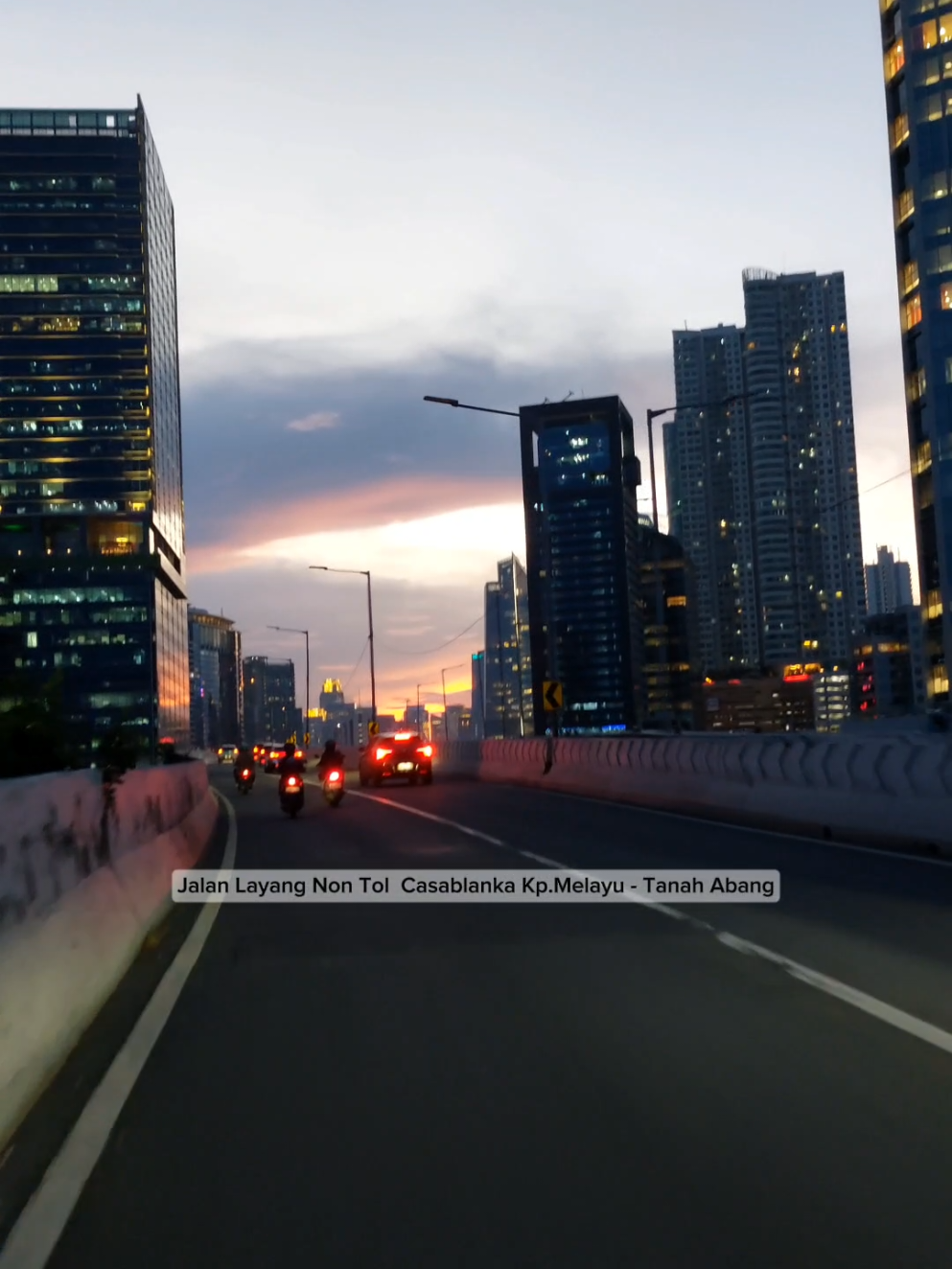 Menikmati Sore Jalan Layang Non Tol Kp. Melayu - Tanah Abang 1 OCT 2025 City Walk Sudirman Jalam. K.H. Mas Mansyur  Kel. Karet Tengsin Kec. Tanah Abang Jakarta Pusat #videofyp  #videoshort  #videotiktok  #videoviral  #lalulintas  #berkendaramotor  #jalanjalan  #suasanakota #suasanajalan #sore #magrib #senja #tol #jalanlayang #jalanlayangnontol #jlnt #indah #lalulintas  #lampumerah #trafficlight #kemacetan #kepadatan #berkendara #motor #jakartapusat #jakartaselatan #indonesia🇮🇩 