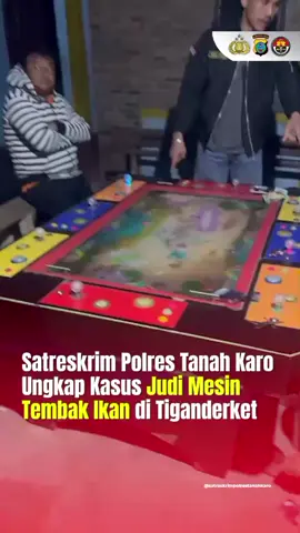 Polres Tanah Karo Tegaskan Perang terhadap Judi, Tiga Pelaku Mesin Tembak Ikan Ditangkap Karo - Satreskrim Polres Tanah Karo menegaskan komitmen kuat untuk memberantas segala bentuk perjudian di wilayah hukumnya. Hal ini dibuktikan dengan pengungkapan Satuan Reserse Kriminal (Sat Reskrim) dalam menggrebek kasus perjudian jenis mesin tembak ikan di Desa Kutagaluh, Kecamatan Tiganderket, pada Selasa (30/9) malam. Dalam penggerebekan tersebut, petugas berhasil mengamankan tiga orang terduga pelaku, masing-masing FT(21), wiraswasta, warga Desa Kutaguh, Kecamatan Tiganderket, IB(32), wiraswasta, warga Desa Kutagaluh, Kecamatan Tiganderket dan ELG(39), petani, warga Desa Sukatendel, Kecamatan Tiganderket. Selain mengamankan ketiga pelaku, polisi juga menyita sejumlah barang bukti berupa satu unit meja mesin judi tembak ikan, satu buah chip, serta sejumlah uang tunai yang diduga kuat hasil perjudian. Kapolres Tanah Karo AKBP Eko Yulianto, S.H, S.I.K, M.M, M. Tr. Opsla melalui Kasat Reskrim, AKP Eriks R., ST, yang memimpin langsung jalannya penggerebekan, menjelaskan bahwa pengungkapan kasus ini berawal dari informasi masyarakat mengenai adanya aktivitas perjudian di lokasi tersebut. “Begitu mendapat laporan, tim segera bergerak dan melakukan penggerebekan di TKP. Ketiga pelaku beserta barang bukti langsung kami amankan ke Polres Tanah Karo untuk proses hukum lebih lanjut,” ujar AKP Eriks, Rabu(01/10) pagi di Mapolres. Ia menegaskan bahwa para pelaku akan dijerat dengan Pasal 303 ayat (1) ke-1e dan 2e KUHPidana tentang tindak pidana perjudian, dengan ancaman hukuman maksimal 10 tahun penjara. AKP Eriks juga menegaskan komitmen Polres Tanah Karo dalam memberantas segala bentuk penyakit masyarakat, khususnya perjudian yang meresahkan warga. “Kami mengajak masyarakat untuk tidak takut melapor apabila mengetahui adanya aktivitas perjudian atau tindak pidana lainnya. Identitas pelapor akan kami rahasiakan demi keamanan dan kenyamanan bersama,” tegasnya. Saat ini, ketiga pelaku masih menjalani pemeriksaan intensif di Mapolres Tanah Karo. Polres Tanah Karo menegaskan perang melawan perjudian tidak akan berhenti dan petugas siap menindak siapa pun yang terlibat tanpa pandang bulu. #polrestanahkaro  #kapolrestanahkaro  #humaspolrestanahkaro 