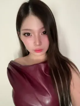 trying a new makeup typeee!! too lazyy to style my hairr tho