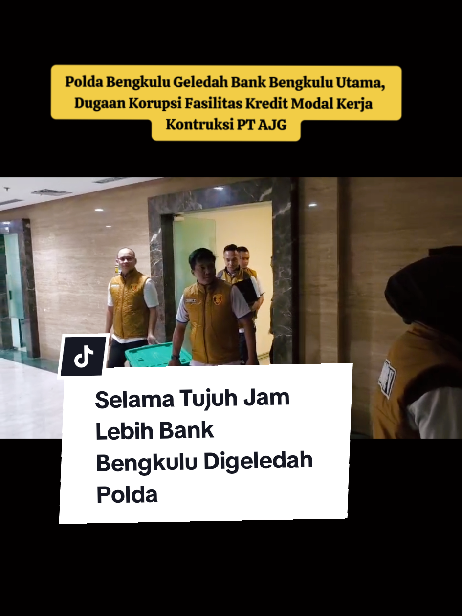 Penyidik Subdit II Fismondev Ditreskrimsus Polda Bengkulu terus bergerak dalam mengusut dugaan tindak pidana perbankan terkait penyaluran Kredit Modal Kerja (KMK) senilai Rp5 miliar. Setelah sebelumnya menggeledah Kantor Cabang Bank Bengkulu di Kepahiang, giliran Kantor Pusat Bank Bengkulu yang menjadi lokasi penggeledahan pada Rabu (1/10/2025). Langkah ini dilakukan untuk menelusuri dugaan penyimpangan dalam pemberian fasilitas KMK Konstruksi kepada PT AJG pada tahun 2019. Diduga, proses kredit tersebut tidak sepenuhnya mengikuti Standar Operasional Prosedur (SOP) perbankan hingga berujung macet. Selama sekitar tujuh jam, tim penyidik menyisir sejumlah ruangan penting di kantor pusat, antara lain ruang Direktur Utama, ruang Divisi Kredit Komersial di lantai 3, ruang Divisi Kepatuhan di lantai 5, hingga gudang arsip. #bankbengkulu #korupsi #poldabengkulu