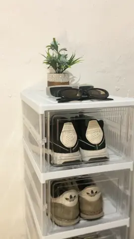 This foldable shoe rack is fire! 🥵 shoe rack na, display pa, pwede ka pa magpatong ng ibang gamit sa taas niya #shoerack #acrylicshoebox #shoebox #musthave #tiktokfinds 