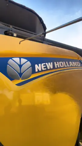 Compromisso de todo dia a tarde,soprar a máquina… Chega ser satisfatório 😍 #agro #colheitadeira #newholland 