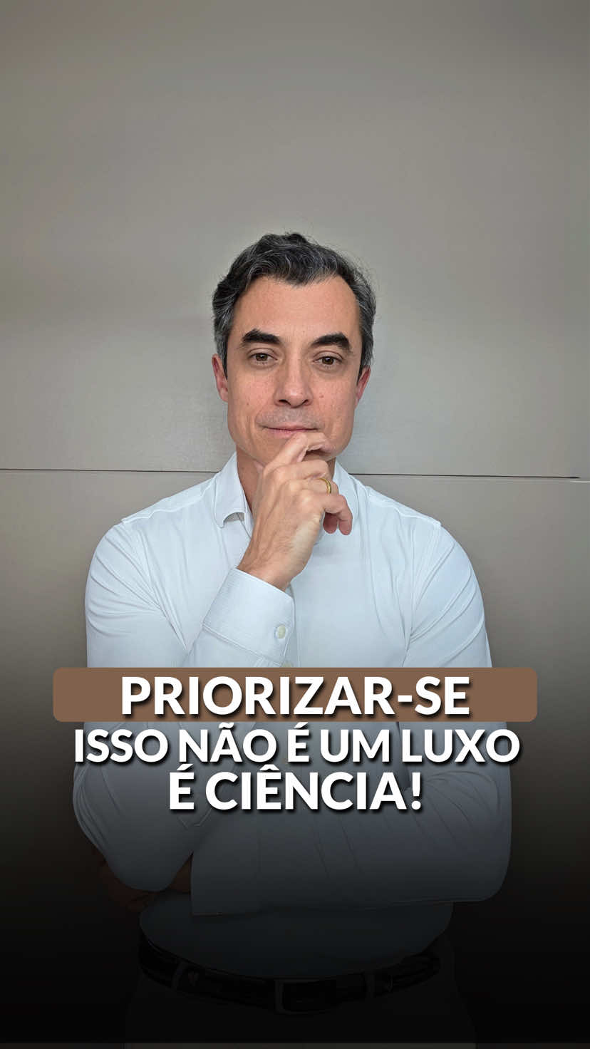 Viver no automático cobra um preço alto: estresse, desequilíbrio e até adoecimento físico sico e emocional! 
 Muitos confundem vida pessoal e profissional como se fossem caixas separadas. Mas a verdade é que somos um só indivíduo e se a base pessoal não está sólida, a vida profissional inevitavelmente se fragiliza. 
 Como já dizia Sêneca: “Nenhum vento é favorável para quem não sabe a que porto se dirige.” 
 Guarde isso para sua vida:
 • Priorizar-se não é egoísmo, é necessidade!
 • Planejamento profissional sem ter autoconhecimento é incompleto.
 • O seu corpo e a sua mente dão sinais o tempo todo, basta aprender a ouvi-los. 
 A ciência mostra que viver em piloto automático ignorando o autocuidado aumenta níveis de cortisol e favorece inflamação crônica, associados a doenças cardiovasculares, metabólicas e até maior risco de depressão (Chrousos, 2009, Endocrinology). E o estresse constante gera fadiga, impaciência, queda de desempenho e um ciclo de frustração. 
 O caminho está em planejar ativamente a própria vida, com autoconhecimento para identificar o que realmente importa; com planejamento diário, definindo prioridades e não apenas tarefas; aprender a dizer não, compreendendo que cada escolha carrega uma renúncia; e cuidar da saúde como base: sono, movimento, nutrição e equilíbrio hormonal. 
 Pesquisas em Psicologia Positiva mostram que pessoas que alinham valores pessoais com escolhas diárias têm maior bem-estar, produtividade e resiliência (Seligman, 2011, Flourish). 
 No meu acompanhamento médico, eu não vejo apenas exames: eu ajudo cada paciente a construir estratégias de saúde e performance alinhadas com sua vida real. Porque longevidade produtividade só existem quando corpo e mente caminham juntos. 
 E você, já parou para pensar se está guiando a própria vida ou apenas vivendo no 
 automático? 
 Dr. Paulo de Souza F. Guimarães
 CRM-PR 18.927 | RQE 2451 | RQE 38
 Médico Nutrólogo & Fisiologista
