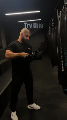 How to control your right hand while throwing a jab 🥊 #boxing 