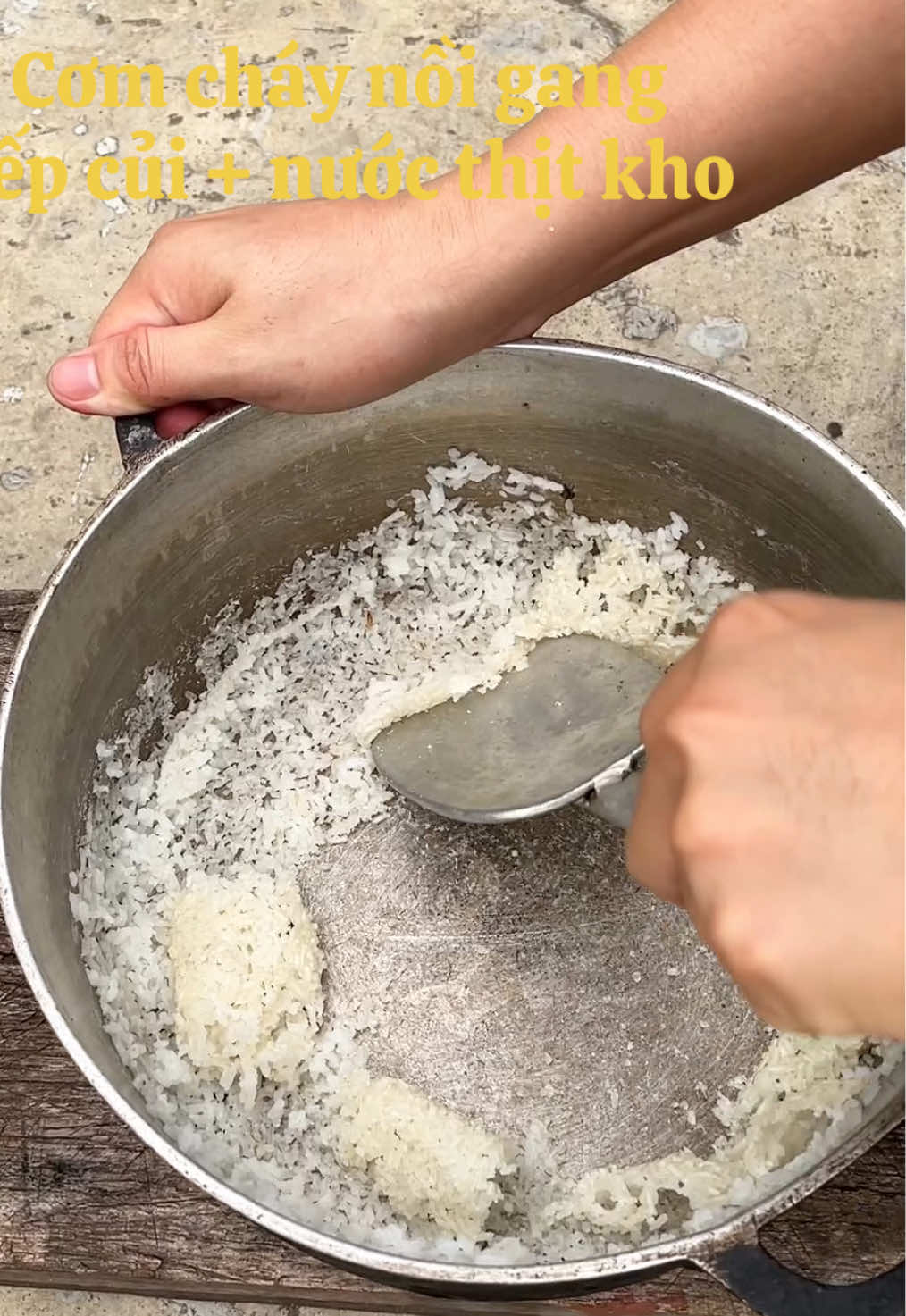 Cơm cháy Nồi Gang bếp củi chấm với nước Thịt Kho 😋 Quá ấm bụng cho buổi chiều đi Học về ☺️ #chieu30tet 