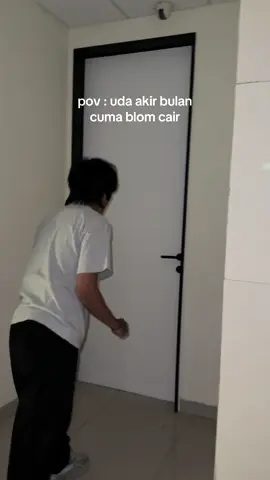 nendang pintu biar di  beliin aerok