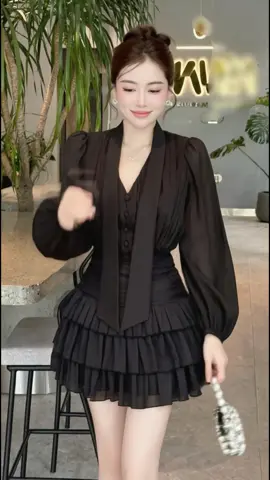 Váy ngắn xếp tầng màu đen tay dài voan, kết hợp túi hạt ngọc nhỏ xinh, tạo nét sang trọng nhưng vẫn trẻ trung cuốn hút. #vayden #vayxeply #thoitrangnu #outfitnu #damnu