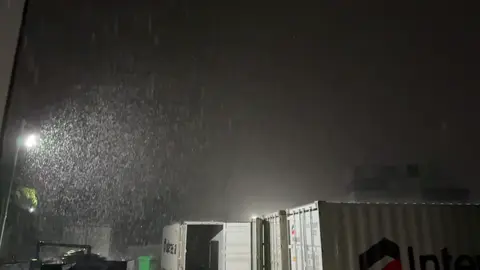 Nhìn mưa đơn giản cũng chỉ để nó trôi đi hết mọi khó khăn trong cuộc sống này thôi AE à ,cố lên 🥰🥰