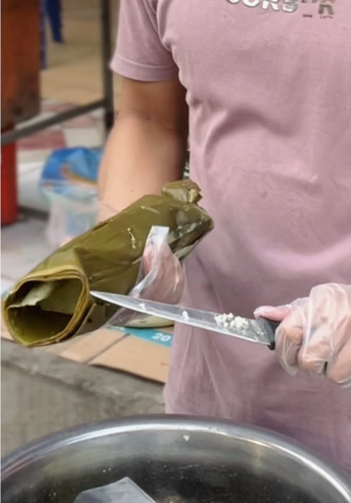 Tutorial potong lontong 😁, yang belum pernah potong lontong silahkan di perhatikan ya guys. #satepuspalhokseumawe #satepadangpariaman #kulinertiktok 