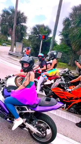 Un merveilleux groupe de femmes♥️ @moto_113  #bikergirl #motorcycle #biker #moto #xplore 