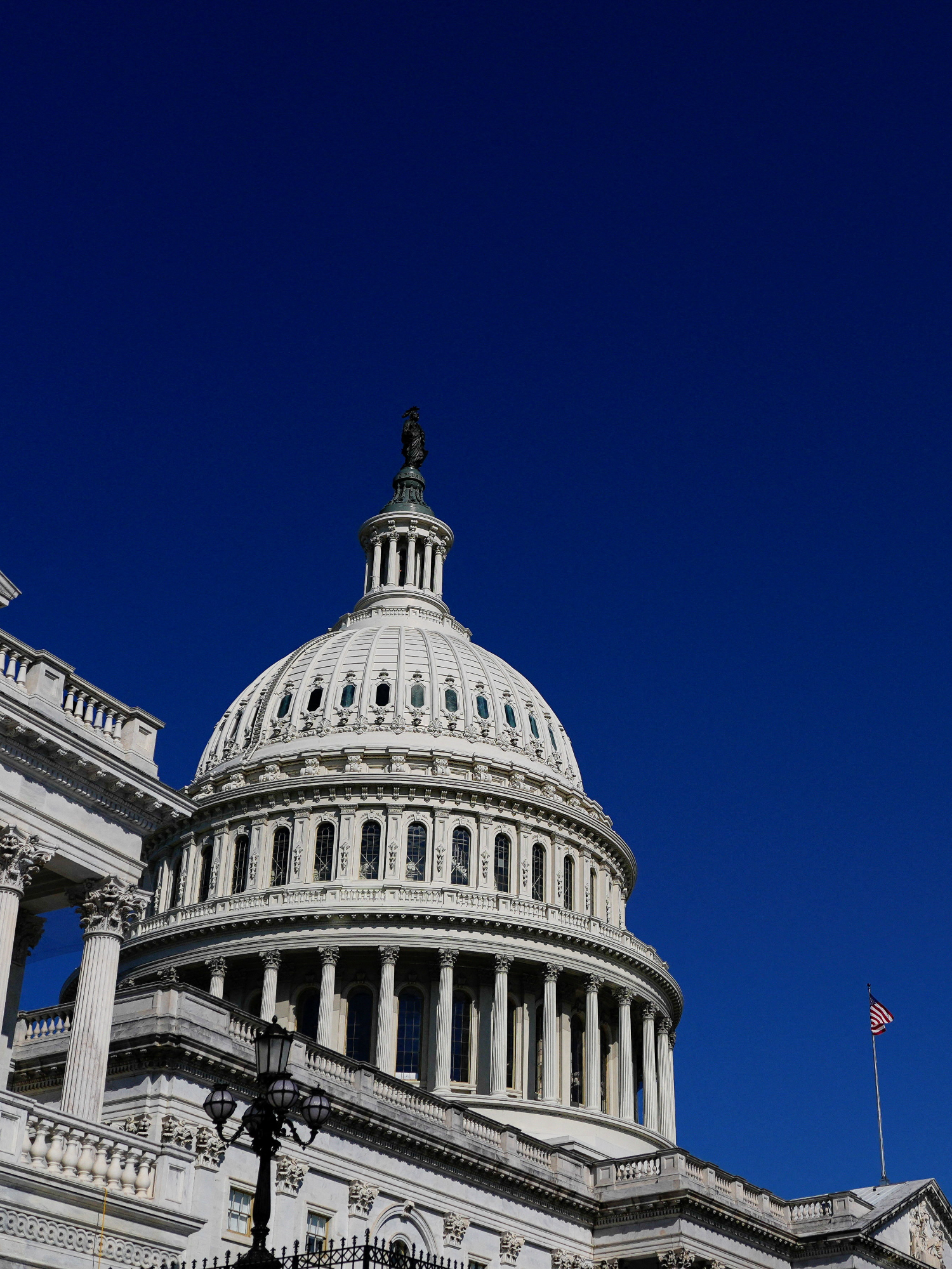 🔴 El Gobierno de Estados Unidos cerró este miércoles después de que el Senado no lograra aprobar un par de propuestas de los republicanos y demócratas para mantenerlo financiado. Se trata del primer cierre en más de seis años. Te contamos qué sigue ahora y quiénes se ven afectados. 🔗 Más detalles en el link.