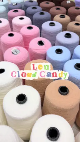 💘 LEN CLOUD CANDY 💘 Dòng sợi chập 6, mềm xốp, siêu thích hợp để đan/ móc khăn cho mùa lạnh sắp tới 🥳 Sợi có độ bông xù, nhẹ và giữ ấm tốt.  Cối 500gr thích hợp để làm khăn waffle đang hot gần đây hẹ hẹ. Nhà Xoắn có chiết 100gr để các bạn phối màu ombre xinh iu ạ. Ngoài làm khăn thì mình còn có thể làm túi hoặc gấu bông nghen 🥰 Kích thước sợi đơn: 0.9mm Kim móc: 4-5.0mm Kim đan: 6-7.0mm #xoancorner #CapCut #tiemlensoi #Tanphu #cloudcandy 
