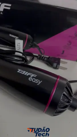 Prepare-se para transformar seu visual! A Escova Secadora Taiff Easy Pink tem 1200W de potência e cerdas mistas que desembaraçam e modelam seus fios suavemente. Com o seu design oval, você consegue mais volume na raiz e nas pontas, deixando seu cabelo com um acabamento perfeito. Além de ter uma cor linda, ela é super leve e fácil de usar. #escovasecadora #taiff #beleza #cabelo 