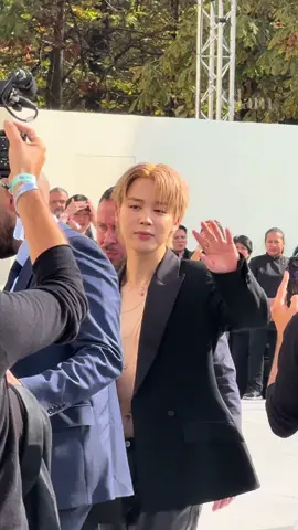 #jimin arrived at the Dior fashion show in Paris #fashionweek #dior 