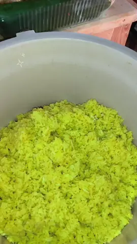 bikin pesanan nasi kuning..nasi kuning yg wangi itu biasanya bumbunya di tumis dlu yah#dapuritoh #nasikuning #olahandapur #masakanrumaha #fyp 
