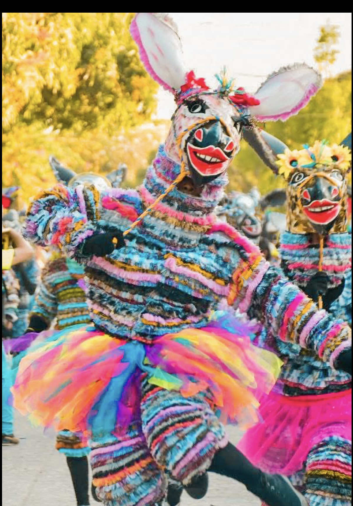 🔊 ¡ÓYELO BARANOAAAA! 👀🫢 🎶 Llegó OCTUBRE, el galillo empezó a rascar y las piernas bailan solas, como lo dice el Checo Acosta: se acerca la fiesta más rica y buena, nuestro Carnaval de Baranoa. 🤩🙌🏼 🫢 ¡Agárrate zapato viejo, que solo faltan 4 meses pa’l #Carnaval2026!  🗓️ Del 14 al 17 de febrero 💃🎭 