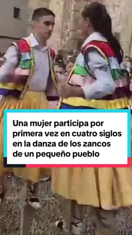 Una mujer participa por primera vez en cuatro siglos en la danza de los zancos de un pequeño pueblo de La Rioja. La joven Adriana, de 14 años, ha bailado por las empinadas cuestas de Anguiano sobre unas plataformas de 45 centímetros de altura #danzadeloszancos #larioja #anguiano #bailestradicionales #cultura 