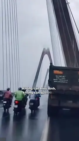 Những ngày này, ta không khỏi xót xa trước những tin tức thiệt hại vì mưa bão: những mái nhà bị cuốn phăng, những gia đình bị chia cách bởi dòng nước lũ, có nơi phải gồng mình trong cảnh cô lập. Nhưng vẫn có những câu chuyện đầy ấm lòng: những chiến sĩ công an dầm mưa, len lỏi vào từng ngõ nhỏ để đưa người dân đến nơi an toàn ở Thanh Hóa; những lực lượng căng mình xuyên đêm hỗ trợ bà con trong mưa bão,... Nhiều tấm lòng đã hướng về miền Trung thân thương, đóng góp qua Ban Cứu trợ Trung ương, Ủy ban Mặt trận Tổ quốc Việt Nam,... Giữa khắc nghiệt của thiên nhiên, tình người thực sự là bức tường vững chãi nhất. Và cũng chính giữa những cơn bão, ta lại càng khao khát những bình yên giản dị nhất. Chỉ cần nghe thấy giọng người thân qua điện thoại, chỉ cần một câu “Nhà vẫn ổn, con đừng lo” cũng đủ để trái tim thở phào, để ta thấy mình còn may mắn khi vẫn có chỗ để trở về. Cơn bão số 10 vẫn chưa qua đi, chỉ mong rằng tất cả chúng ta đều có thể bình yên. Mong cho mỗi mái nhà đều an toàn và vững vàng sau bão giông. Và đặc biệt, mong bình an sớm trở lại miền Trung, nơi gánh chịu thiệt hại quá đỗi nặng nề để quê hương sớm hồi sinh và bà con sớm ổn định trở lại cuộc sống. 