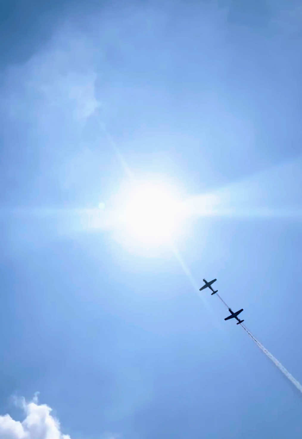 Udah gede masih suka liat pesawat? YES, guilty as charged! 🤣✈️  Kalian yang di atass, fix kereen!🔥  Sampai ketemu lagi di HUT TNI (5 Oktober 2025)!🇮🇩 #17Agustus2025 #monas #jakarta #huttni #tniindonesia🇮🇩 