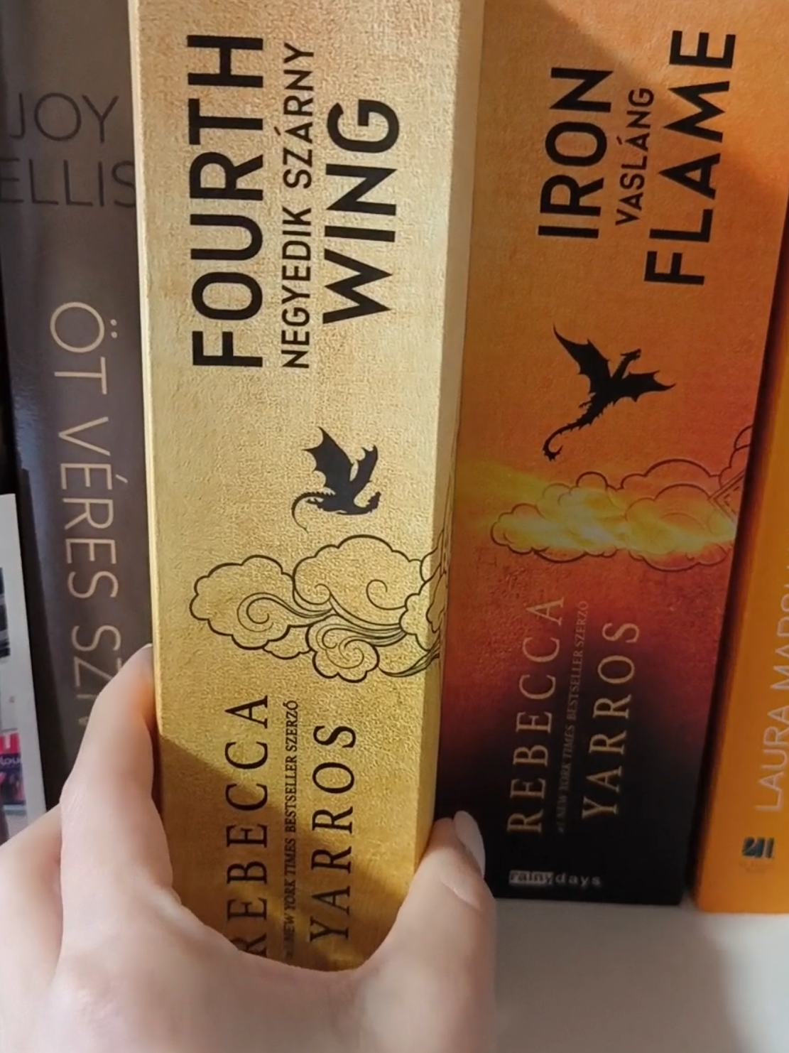 Ha október, akkor ideje kapcsolódni a sárkányokkal és újraolvasni a Negyedik Szárnyat.✨ #könyv #olvasás #fourthwing #booktokhungary #könyvajánló 