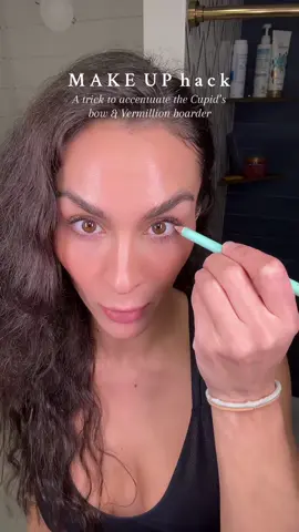 I don’t like wearing a lot of makeup especially as I’m getting older, I feel like the more makeup I have on adds to my age and I definitely don’t want that. I love using @Sweed Beauty products lately to get a beautiful bronzed natural glow to highlighting my Undereyes for that awake effect, especially as a tired mama to 5 kids I need to look alive🙈😂 #makeuphacks #makeup #MomsofTikTok #sunkissedmakeup #beauty 