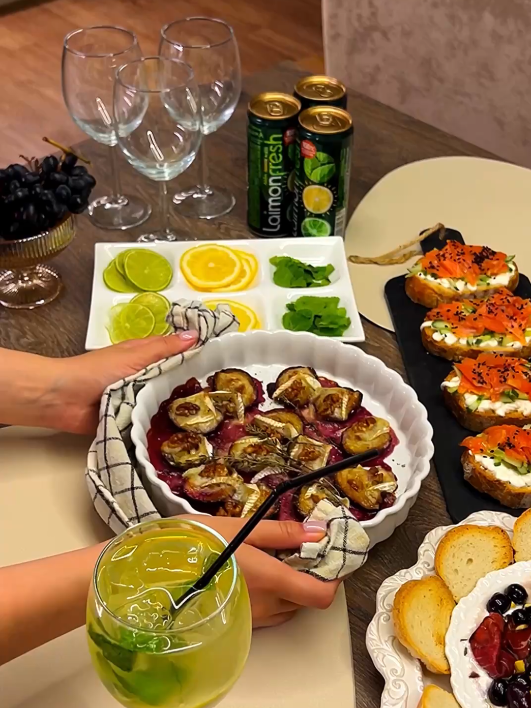 Закуски для подружек 🥂 На столе⬇️ 📌Закуска с запеченным виноградом на тарелке  Запеченный виноград (оливковое масло, бальзамический укус, соль) в духовку 200🔥 на 10 минут  Сырокопченное мясо Фисташки  📌Сливы запеченные с камамбером  Сливы  Камамбер Орех грецкий  Сухой чеснок  Тимьян  📌Брускетты Филадельфия  Багет подсушенный в духовке  Творожный сыр+сливки  Красная рыба  Огурец Кунжут  #рецепты #эстетика #закуски #готовка #праздничныйстол #простоивкусно