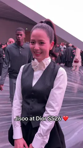 #jisoo arriving at #dior SS26 💗#blackpink #TikTokFashion #dazedfashiontv 