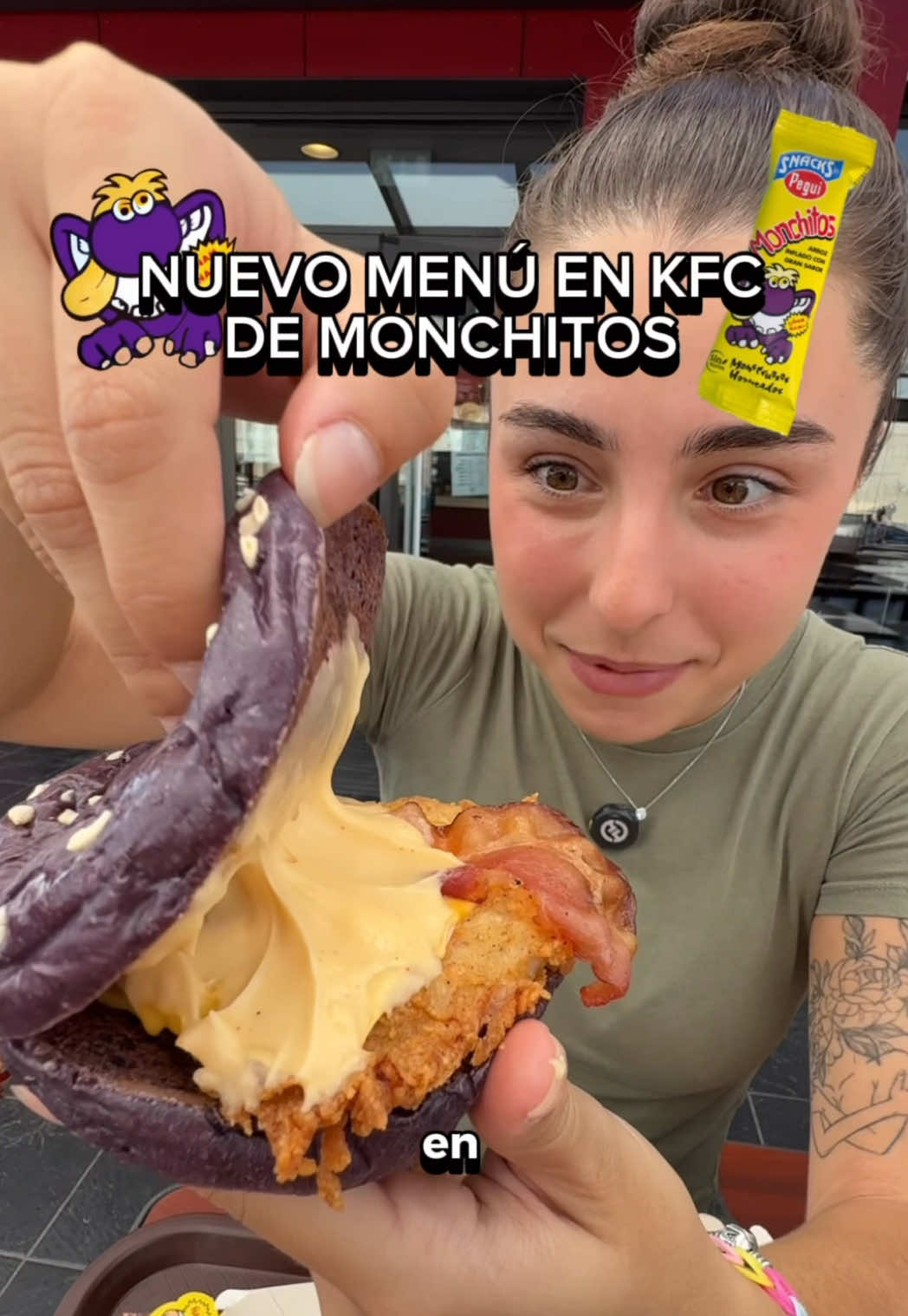 Nuevo menú en el KFC de monchitos 🤩 Esta novedad de kfc ha creado una salsa de monchitos que es el famoso arroz inflado que nos comíamos todos de pequeños y una hamburguesa morada 😏 El menú cuesta 12€ y trae hamburguesa, patatas, bits de monchito y salsa de monchitos 😛 Me ha traído mucha nostalgia porque me encantaba de pequeña y ahora me gusta más transformado en una hamburguesa!!!✌🏼 Os voy a subir todas las novedades de kfc y que vaya encontrando😏 #kfc #monchitos #pollofrito #novedad #nuevo